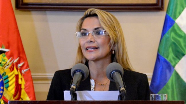 Promulgan ley que amplía el mandato del gobierno interino de Bolivia