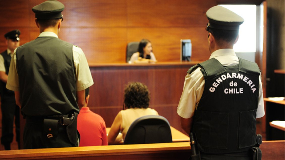 Formalizan a reos que lanzaron sillas y agua caliente a gendarmes en Chillán