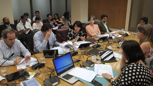 Comisiones de Constitución y Mujeres del Senado aprobaron paridad de género