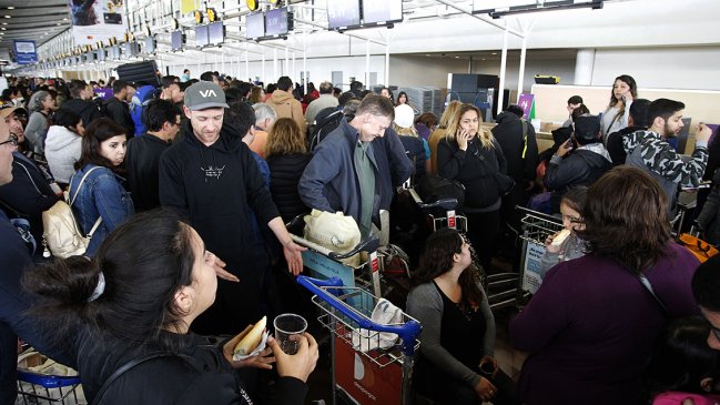 Recomiendan llegar hasta cuatro horas antes al Aeropuerto de Santiago
