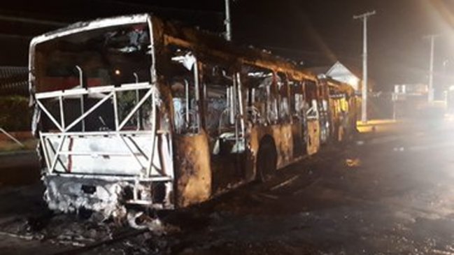 Un bus quemado y enfrentamientos con carabineros en violenta noche de incidentes en Maipú