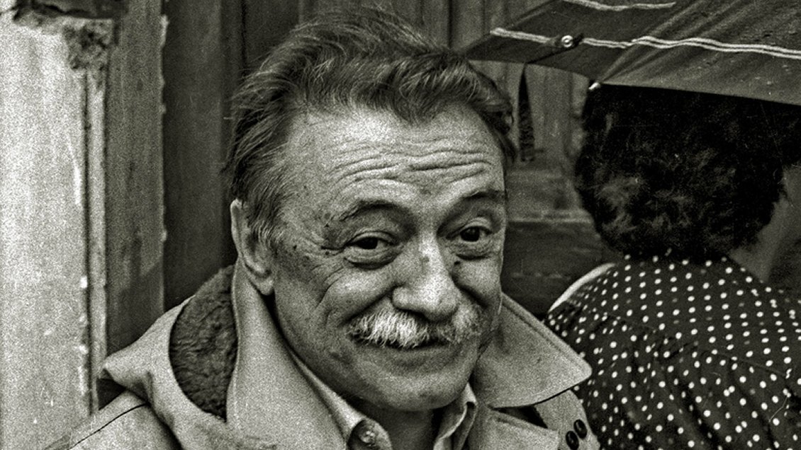 Profesor deberá pagar 960 mil pesos por rayar versos de Benedetti en la Plaza de Talca