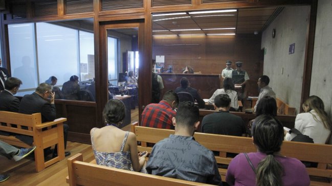 Con arresto domiciliario quedaron hermanos detenidos por destrozos en el Metro del Sol