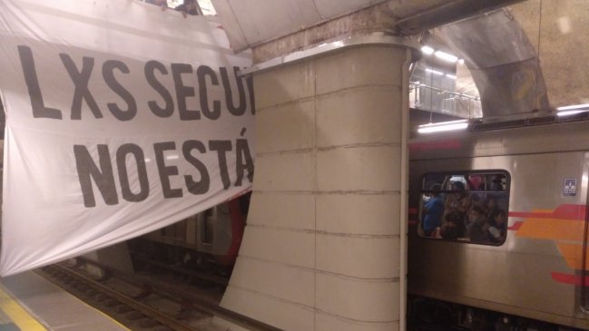Secundarios protestaron al interior de la estación Plaza Egaña