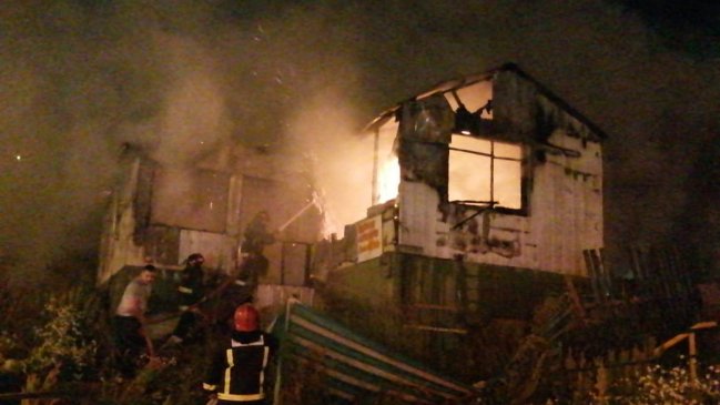 Investigan intencionalidad en incendio que afectó a dos viviendas en Punta Arenas