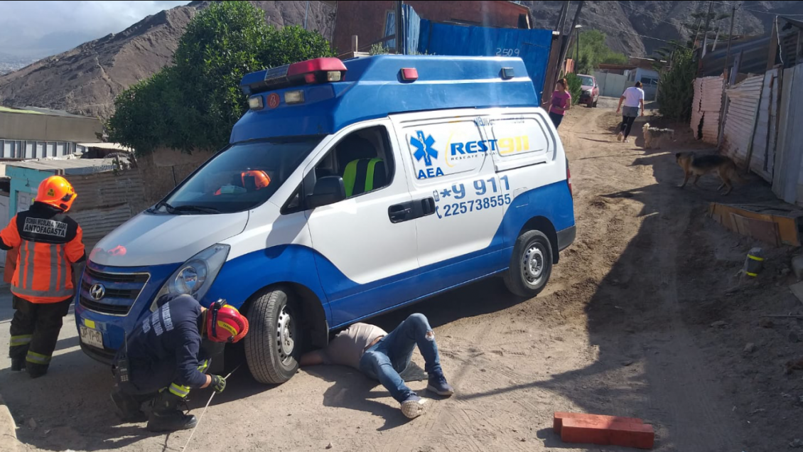 Ambulancia estuvo a punto de desbarrancar en Antofagasta