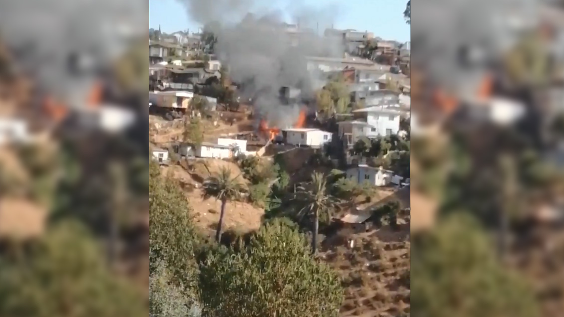 Incendio estructural afecta a varias viviendas en cerros de Viña del Mar