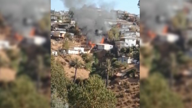 Incendio estructural afecta a varias viviendas en cerros de Viña del Mar