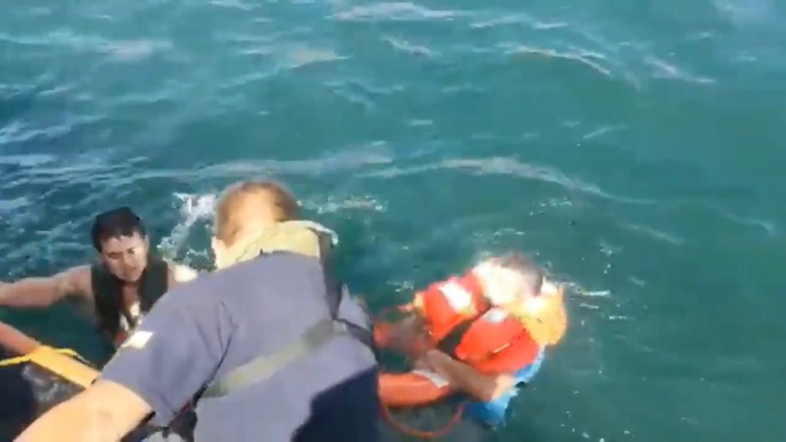 Pescadores de Talcahuano tuvieron que ser rescatados por la Armada tras volcamiento de su bote