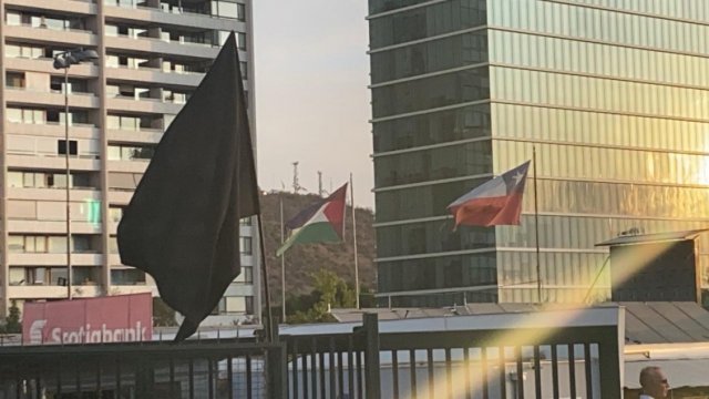 Club Palestino de Santiago exhibió banderas negras en protesta por el "Acuerdo del Siglo" - Cooperativa.cl