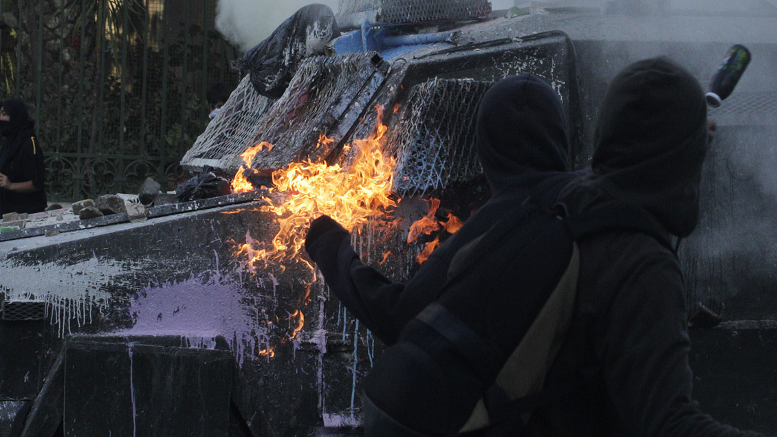 Carabinero resultó con quemaduras graves en su rostro tras incidentes al exterior del Estadio Monumental