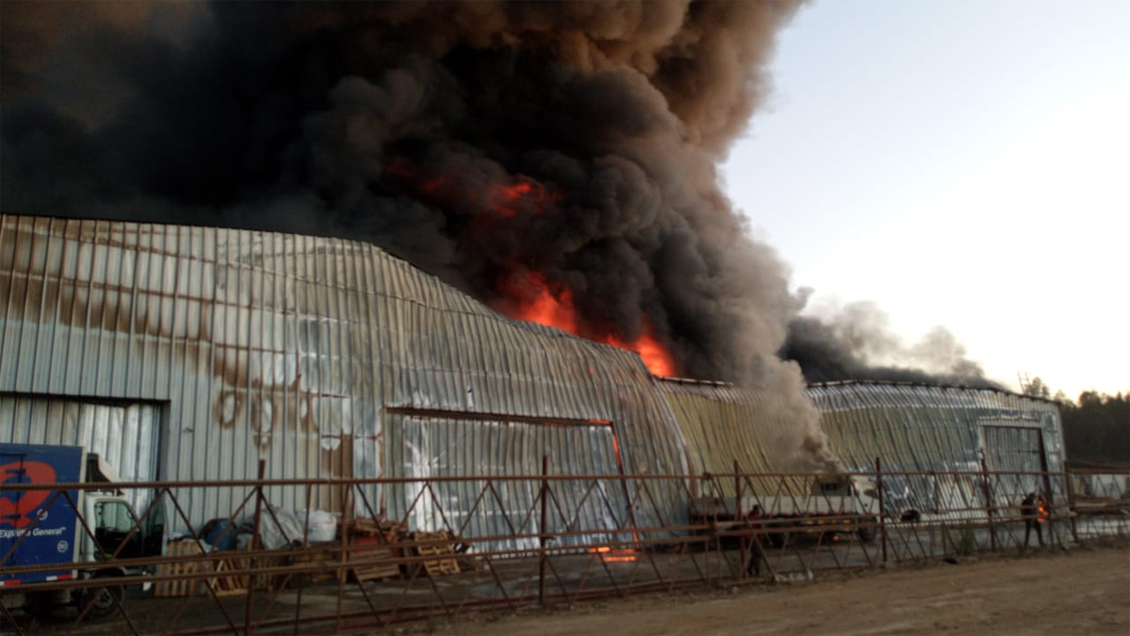 Violento incendio en industria movilizó a Bomberos en Placilla