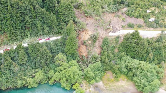 Turistas no pueden salir de Futaleufú por derrumbe de cerro que cortó el camino