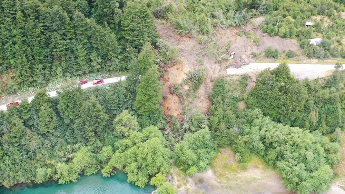 Turistas no pueden salir de Futaleufú por derrumbe de cerro que cortó el camino