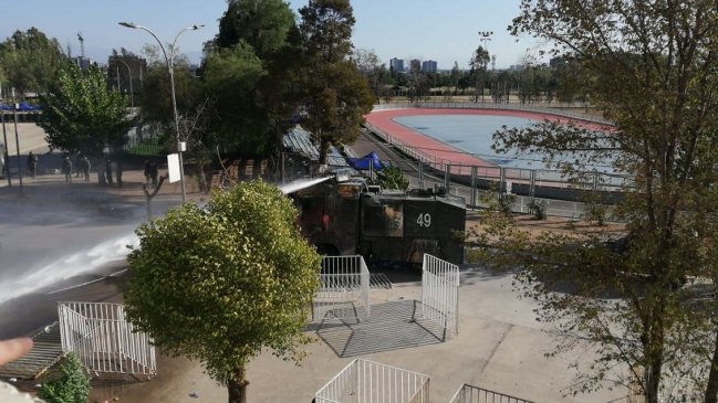 Incidentes entre hinchas de la U. de Chile y Carabineros se registraron en Estadio Nacional