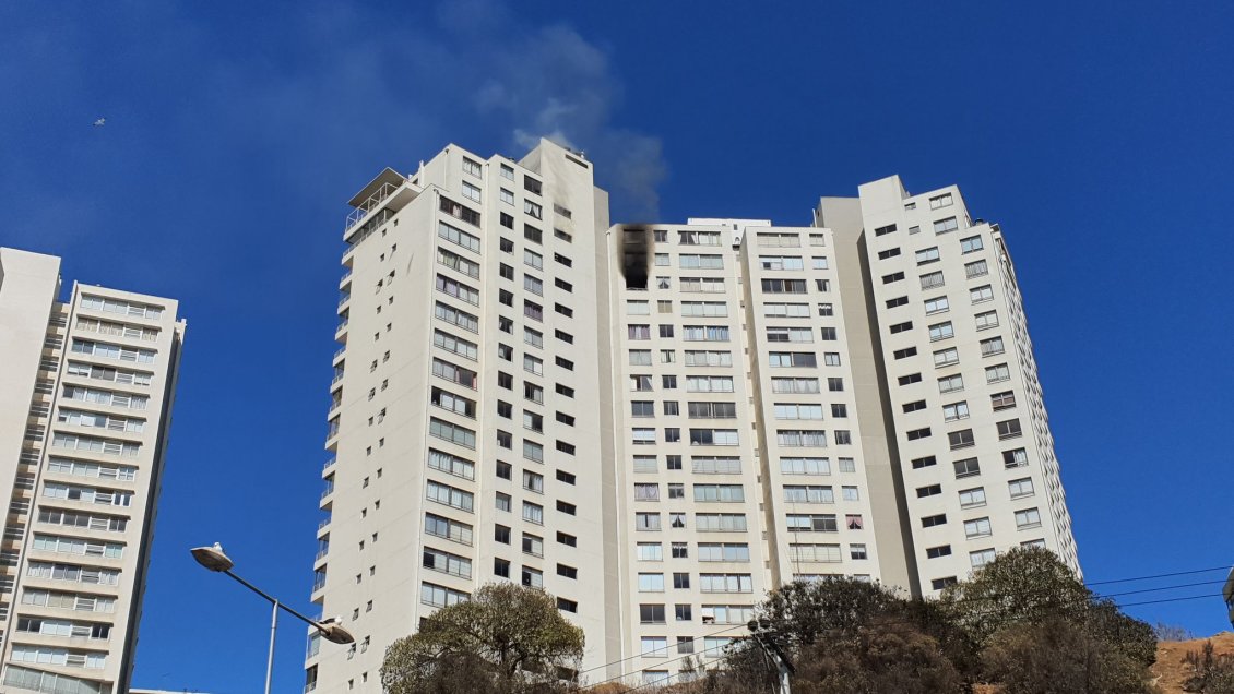 Incendio afectó al piso 20 de un edificio residencial en Viña del Mar