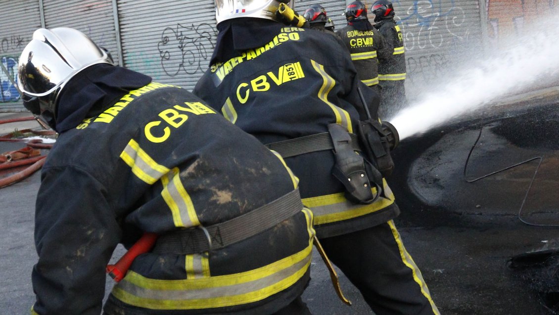 Incendio estructural consumió dos viviendas en Concón