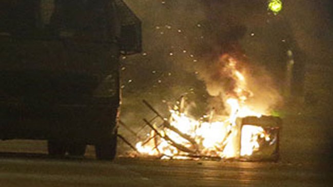 Un bus quemado y enfrentamientos con carabineros en violenta noche de incidentes en Huechuraba