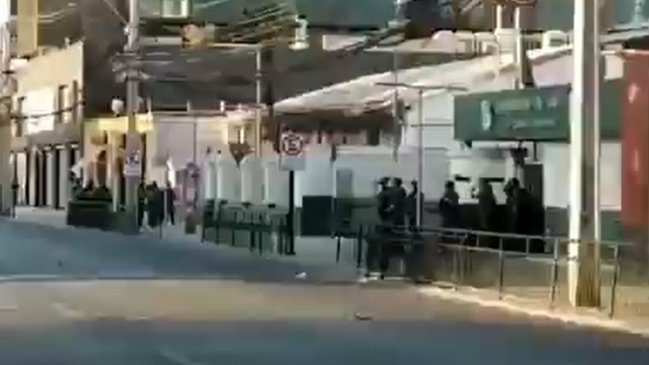 Turba atacó comisaría en el centro de Puente Alto