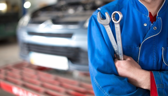 Condenan y expulsan a falsos mecánicos que estafaban a adultos mayores