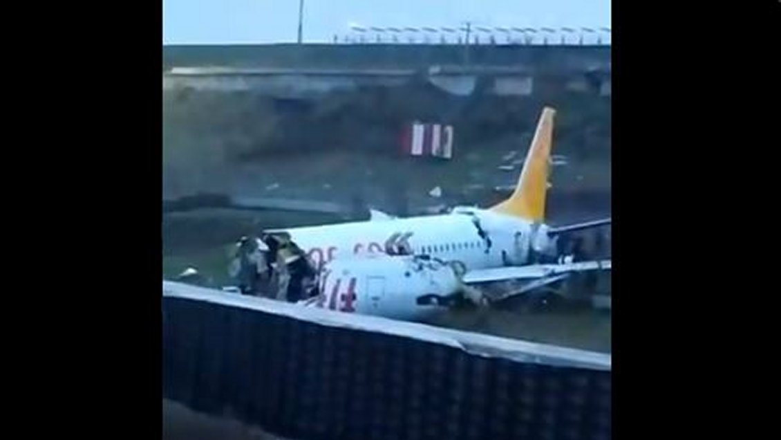 Turquía: Un avión se salió de la pista de aterrizaje y se partió en tres