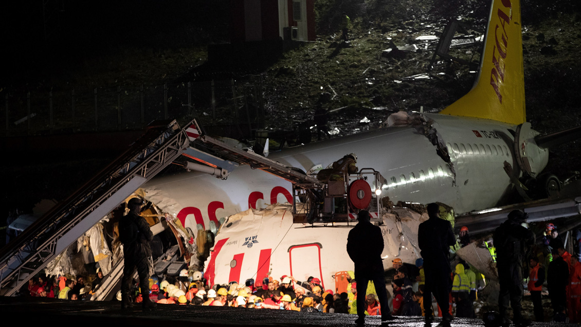 Reportan un muerto tras accidente de avión que se partió en tres en Turquía