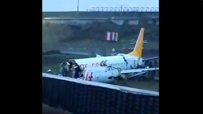 Turquía: Un avión se salió de la pista de aterrizaje y se partió en tres