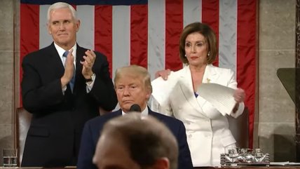  Nancy Pelosi rompió una copia del discurso de Trump justo detrás del presidente 