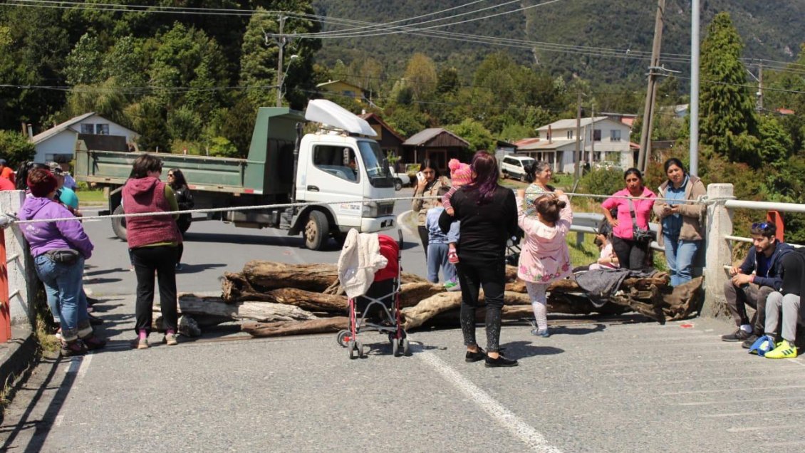 Chaitén: Cortaron el acceso a la ciudad en protesta contra el intendente de Los Lagos