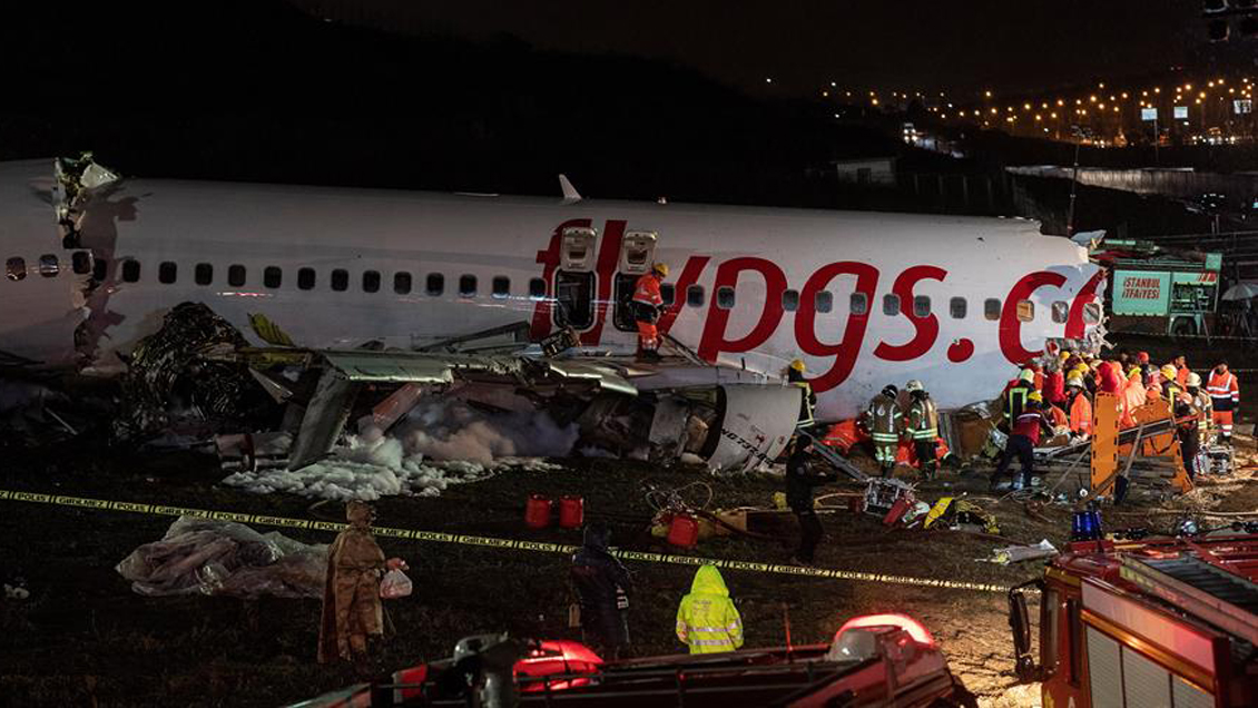 Confirman tres muertos en el accidente de avión que se rompió al aterrizar en Estambul