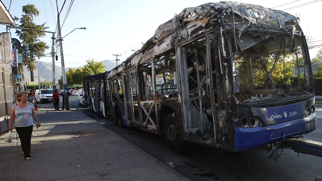 Alcalde Jadue criticó quema de buses en Recoleta y manifestó dudas sobre responsables