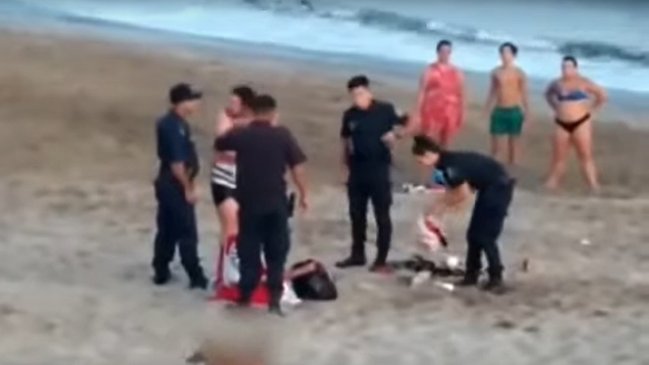 Pareja enterró a su hija en la arena para tener sexo en la playa