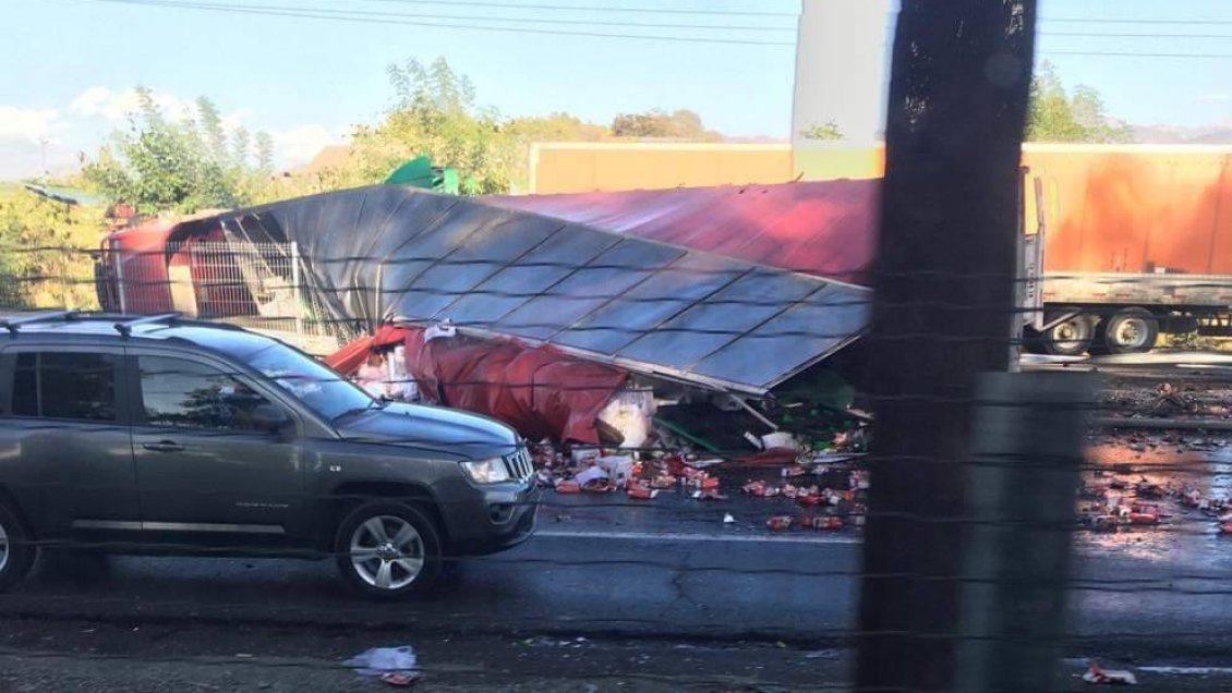 Volcamiento de camión con vinos genera taco en Ruta 5 Sur en Requínoa