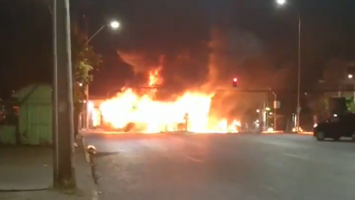 Desconocidos queman buses del Transantiago en Recoleta