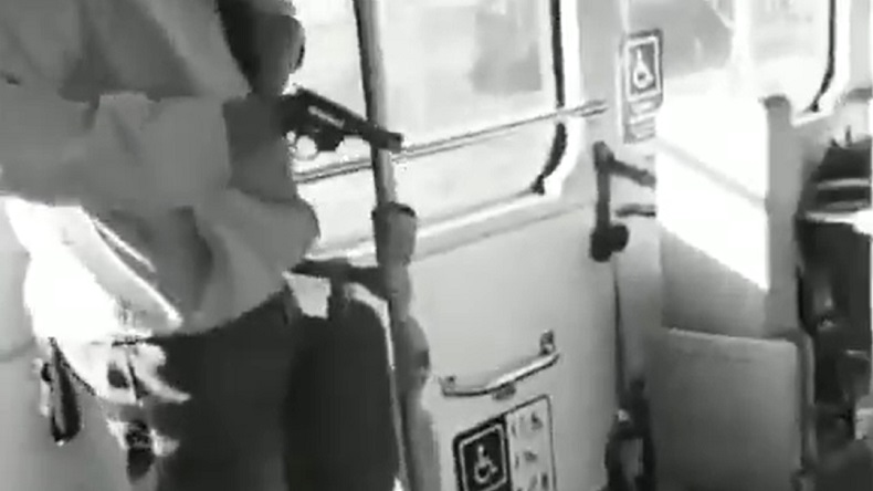 Adulto mayor sacó una pistola en micro de Maipú: 