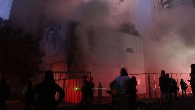  Incendio afectó al Museo Violeta Parra: Dejó graves daños en el auditorio  