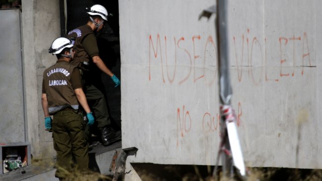 Carabineros apunta a encapuchados por incendio del Museo Violeta Parra