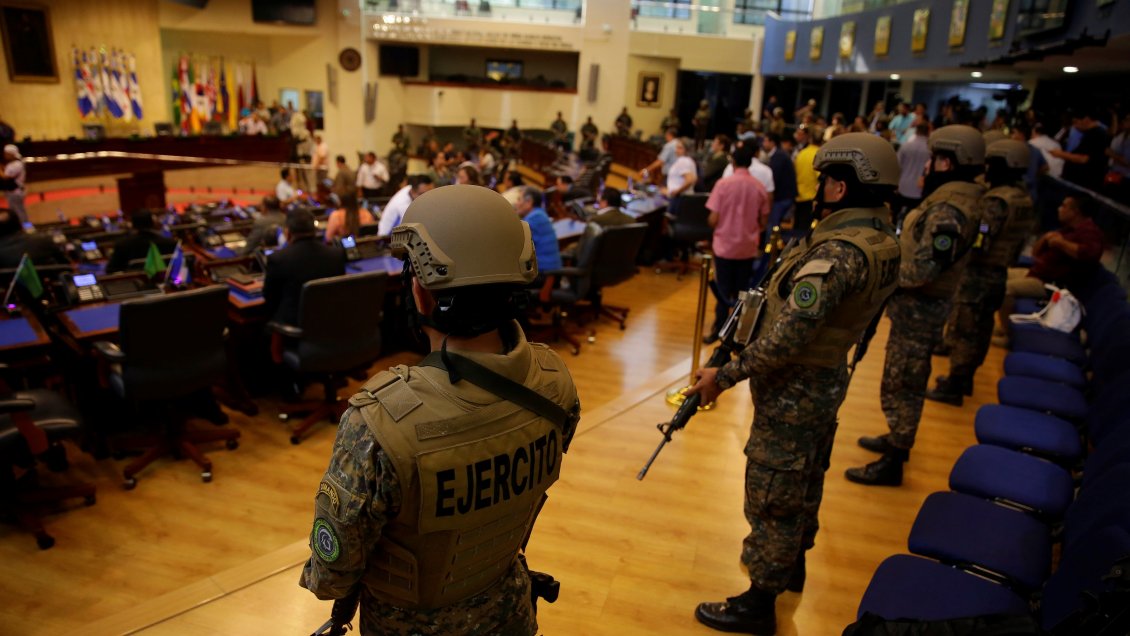 El Salvador: Presidente gatilla una crisis interna tras irrumpir en el Congreso con militares