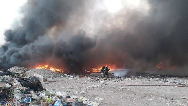 Bomberos extinguió gran incendio en vertedero municipal de Arica