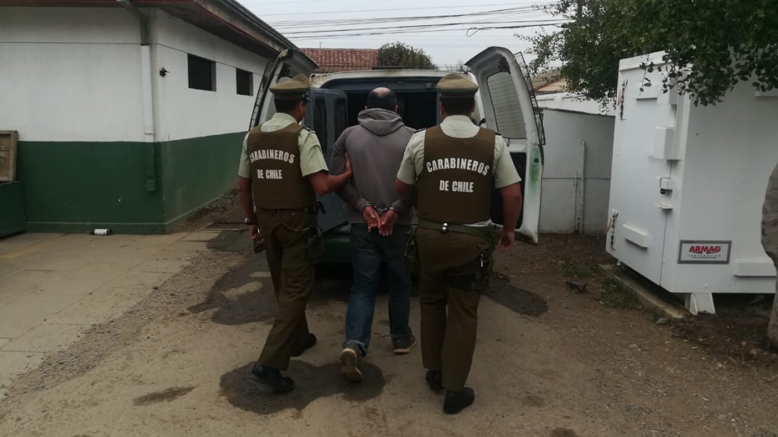 Pichilemu: Carabineros detuvo a sujeto acusado de golpear con una llave de cruz a su ex pareja