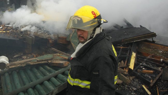 Incendio destruyó tres viviendas en Concepción: No hubo lesionados