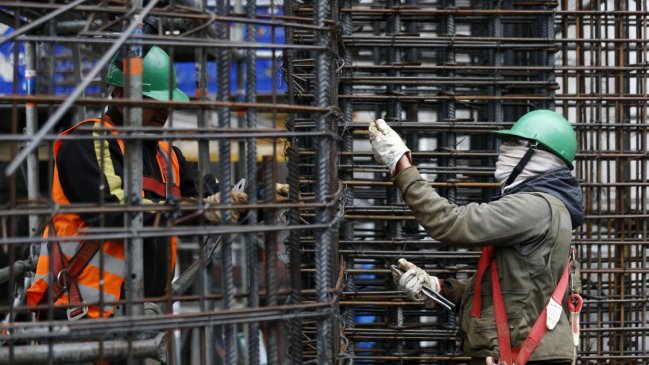 Expertos elevan proyección de crecimiento de la economía chilena