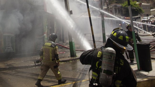 Incendio afecta un edificio en el sector de Playa Ancha en Valparaíso