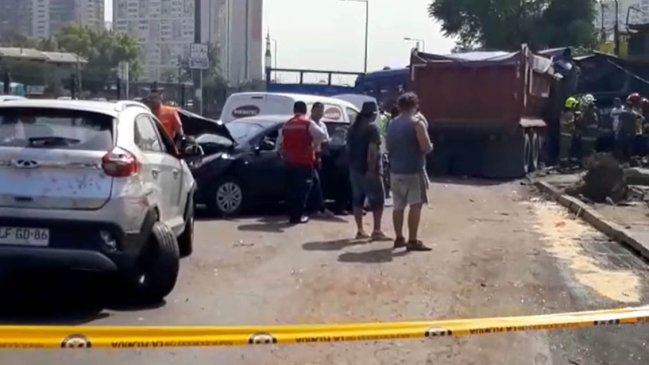Dos muertos en choque múltiple que involucró un bus del Transantiago y un camión