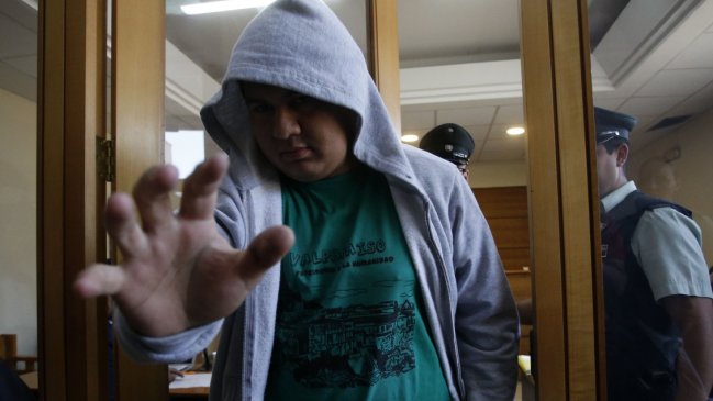 Hombre que reventó huevo en la cabeza a la gobernadora de Valparaíso quedó en libertad