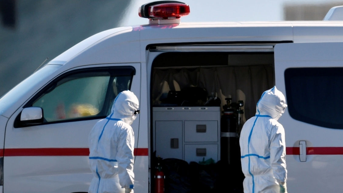 Autoridades chinas rebajan cifra de muertos por coronavirus tras detectar errores