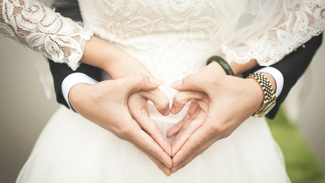 Mujeres casadas con hombres 10 años menores se duplicaron en una década en Chile