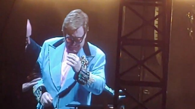 Rompió en llanto: Elton John terminó abruptamente show debido a una neumonía