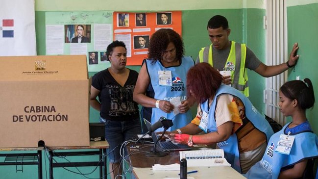 Suspenden elecciones en República Dominicana por problemas con voto electrónico