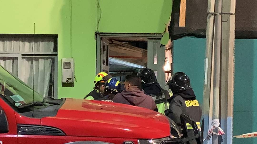 Derrumbe en una casa dejó atrapada a familia en Arica